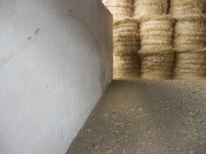 Obrázok - Podlaha skladu prekrytá zeminou. (201)