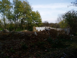 Obrázok - Pohľad na zvyšky budovy skladu agrochemikálií. (209)