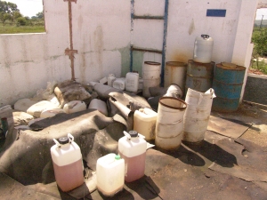 Obrázok - Pohľad na skladované agrochemikálie (viac ako 3 tony). (237)