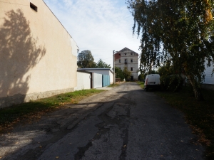 Obrázok - Pohľad vedľa budovy skladu agrochemikálií. (263)