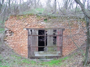 Obrázok - Pohľad na vchod do podzemného skladu, v ktorom sú uskladnené agrochemikálie. (273)