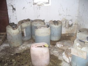 Obrázok - Agrochemikálie sú uložené v plastových vreciach a nádobách (346)