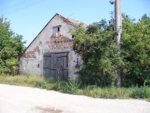 Obrázok - Pohľad na budovu skladu agrochemikálií od JZ na SV, od príjazdovej cesty v areáli PD. (355)